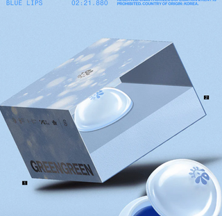 Product packaging with 'GREENGREEN' branding on a blue background